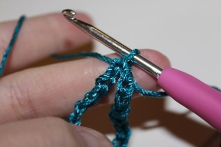 Blog-Inhaltsbild für 'Gratis Häkelanleitung für eine Mini Clutch als Schlüsselanhänger'