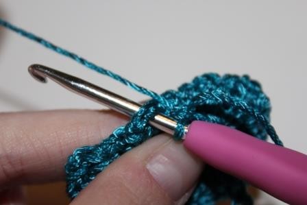 Blog-Inhaltsbild für 'Gratis Häkelanleitung für eine Mini Clutch als Schlüsselanhänger'