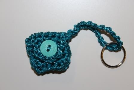 Blog-Inhaltsbild für 'Gratis Häkelanleitung für eine Mini Clutch als Schlüsselanhänger'