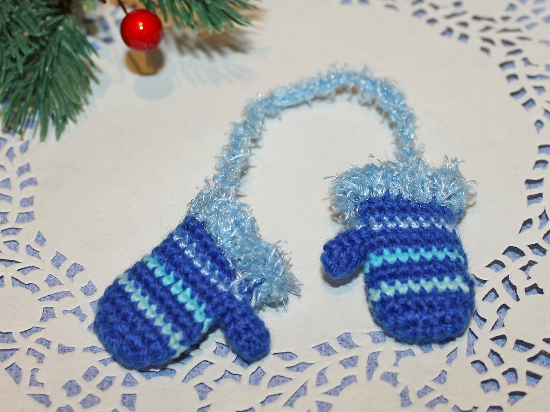 Blog content image for 'Three Christmas tree decorations made from leftover yarn'