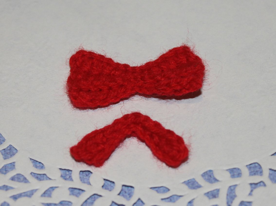 Blog content image for 'Three Christmas tree decorations made from leftover yarn'