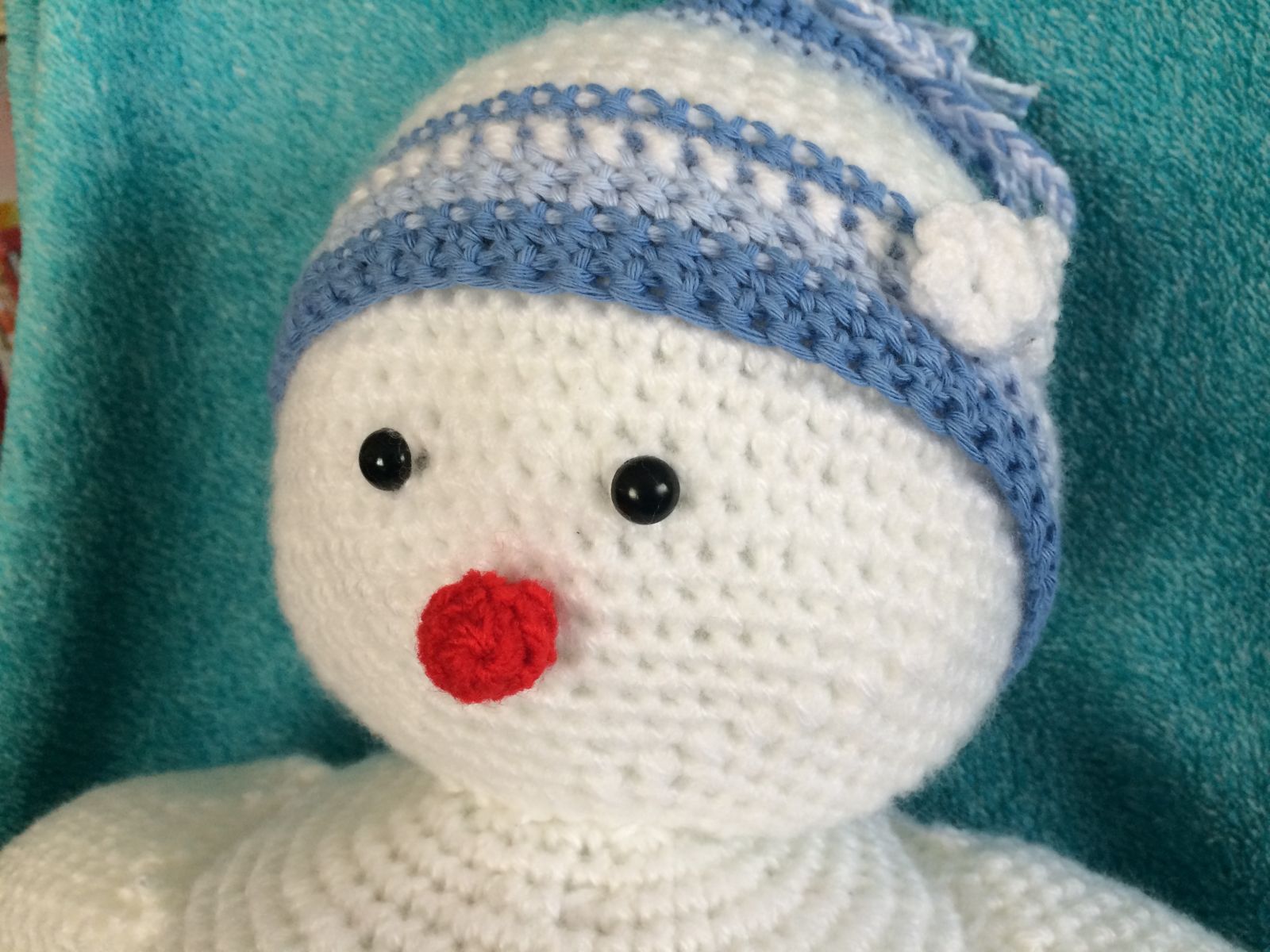 Blog-Inhaltsbild für 'Schneemann Snowy, kostenlose Häkelanleitung'