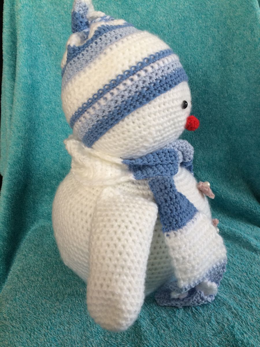 Blog-Inhaltsbild für 'Schneemann Snowy, kostenlose Häkelanleitung'