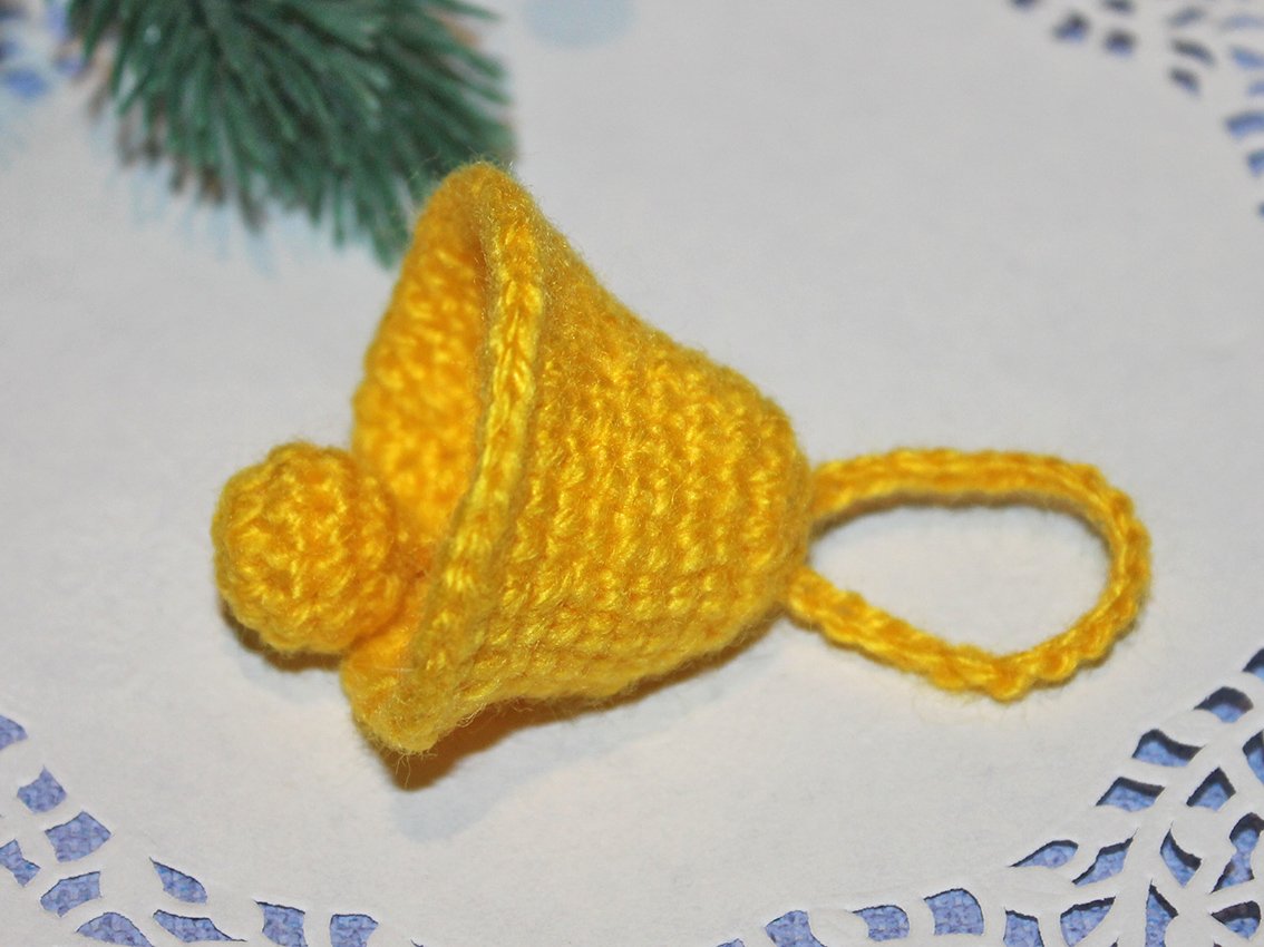Blog content image for 'Three Christmas tree decorations made from leftover yarn'