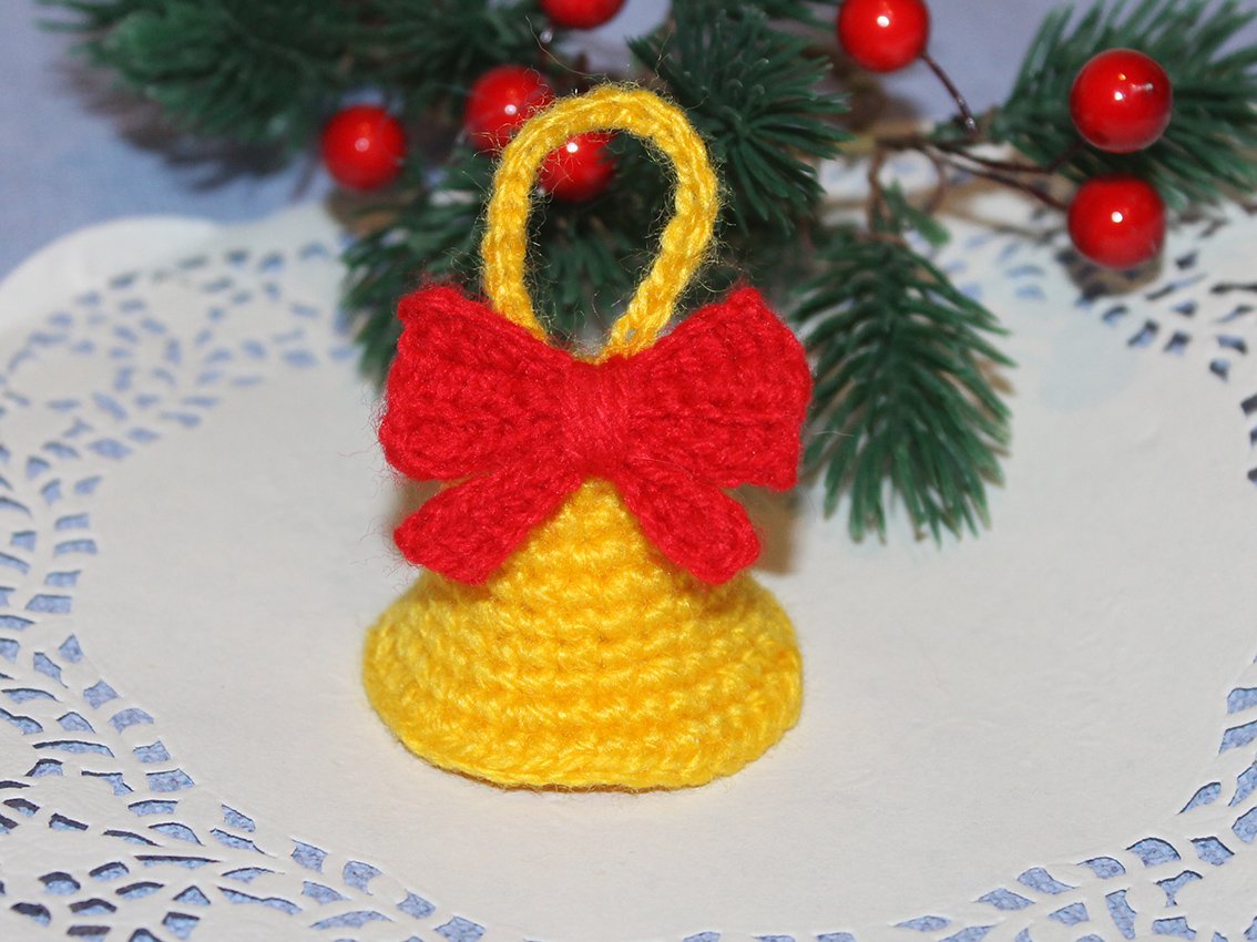 Blog content image for 'Three Christmas tree decorations made from leftover yarn'