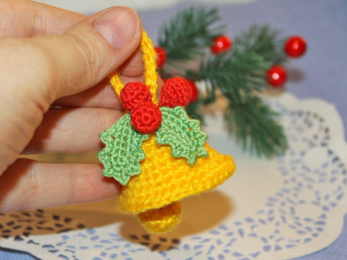 Blog content image for 'Three Christmas tree decorations made from leftover yarn'