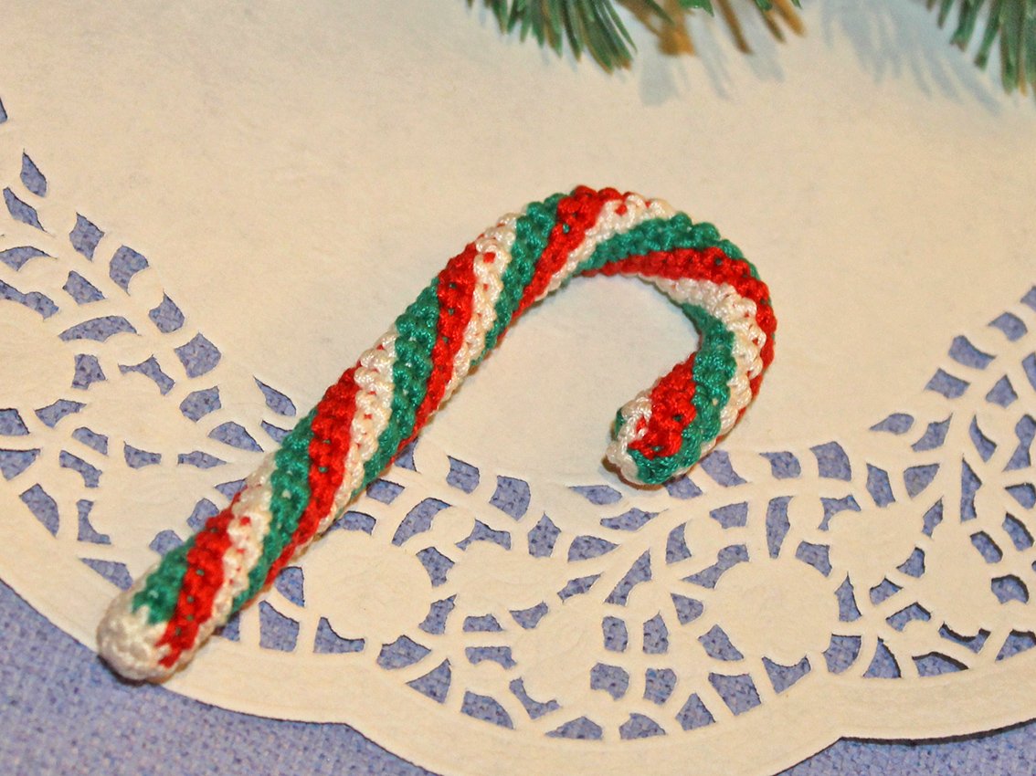 Blog content image for 'Three Christmas tree decorations made from leftover yarn'