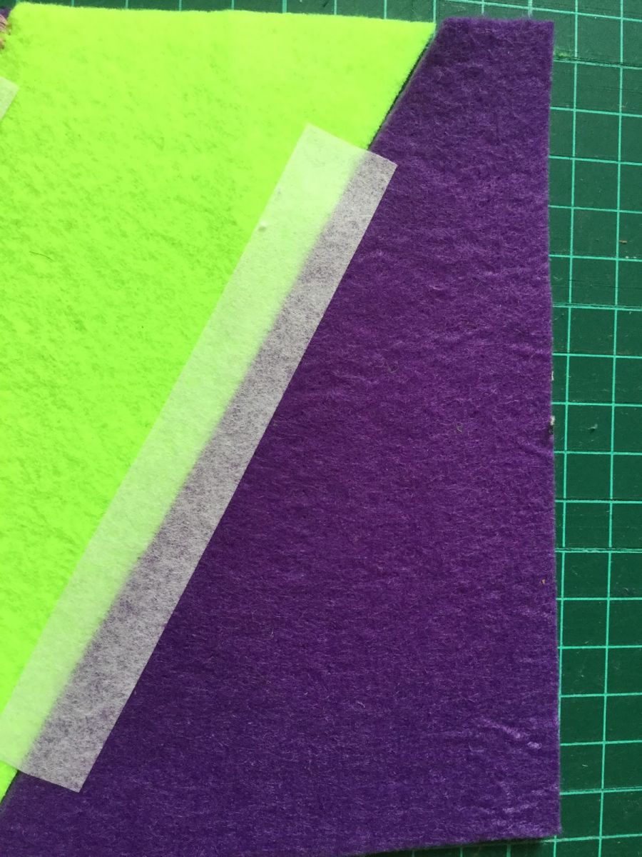 Blog-Inhaltsbild für 'Kostenlose Nähanleitung: zweifarbige Tablettasche aus Filz - individualisierbar'