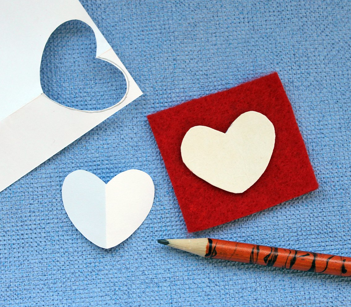Blog content image for 'Heart & crochet hook brooch'