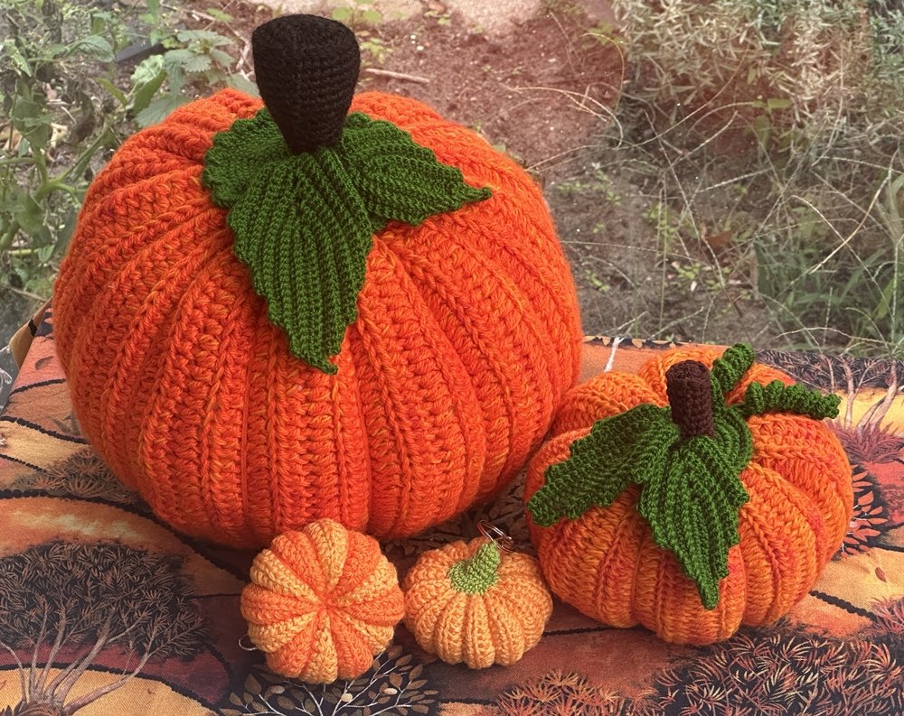 Blog-Inhaltsbild für 'Gehäkelte große Kürbisse als Dekoration'
