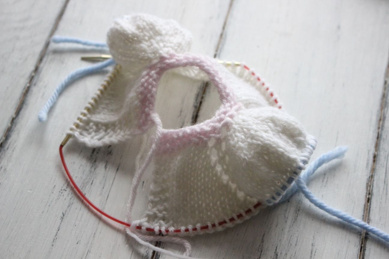 Blog-Inhaltsbild für 'Kostenlose Strickanleitung für Puppen Dirndl'