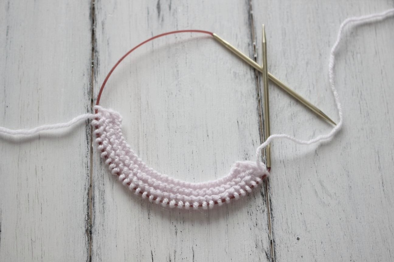 Blog-Inhaltsbild für 'Kostenlose Strickanleitung für Puppen Dirndl'