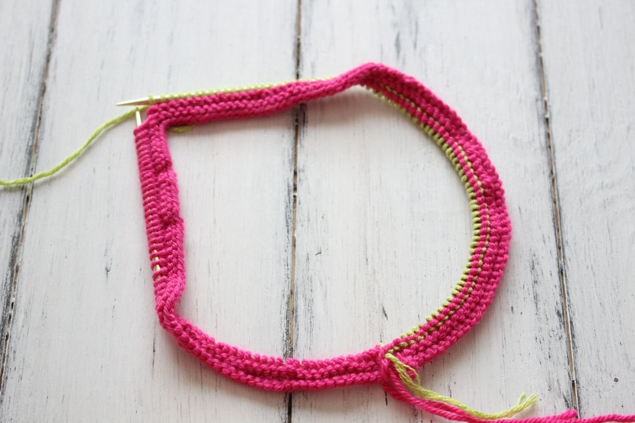 Blog-Inhaltsbild für 'Kostenlose Strickanleitung für Puppen Dirndl'