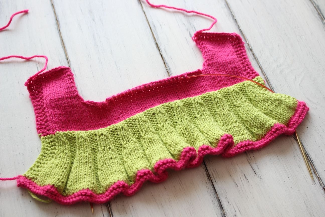 Blog-Inhaltsbild für 'Kostenlose Strickanleitung für Puppen Dirndl'