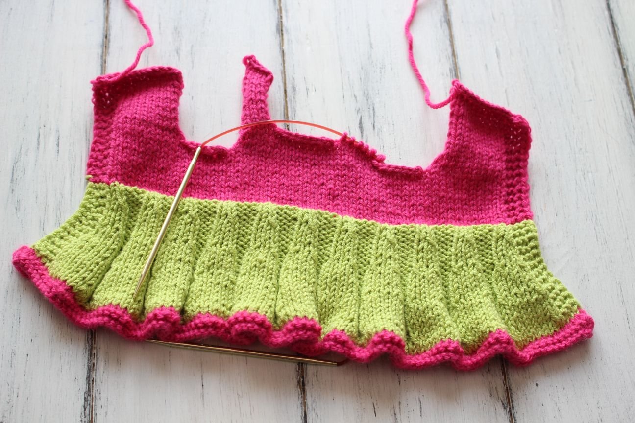 Blog-Inhaltsbild für 'Kostenlose Strickanleitung für Puppen Dirndl'
