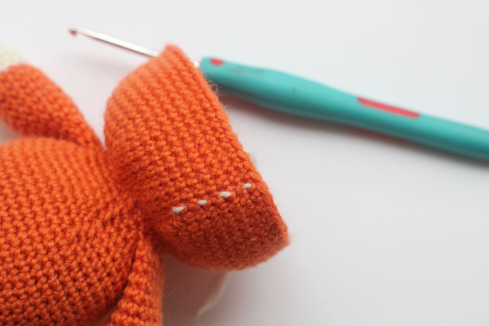 Blog-Inhaltsbild für 'Frosch mit Beuteltasche häkeln. Kostenlose Häkelanleitung'