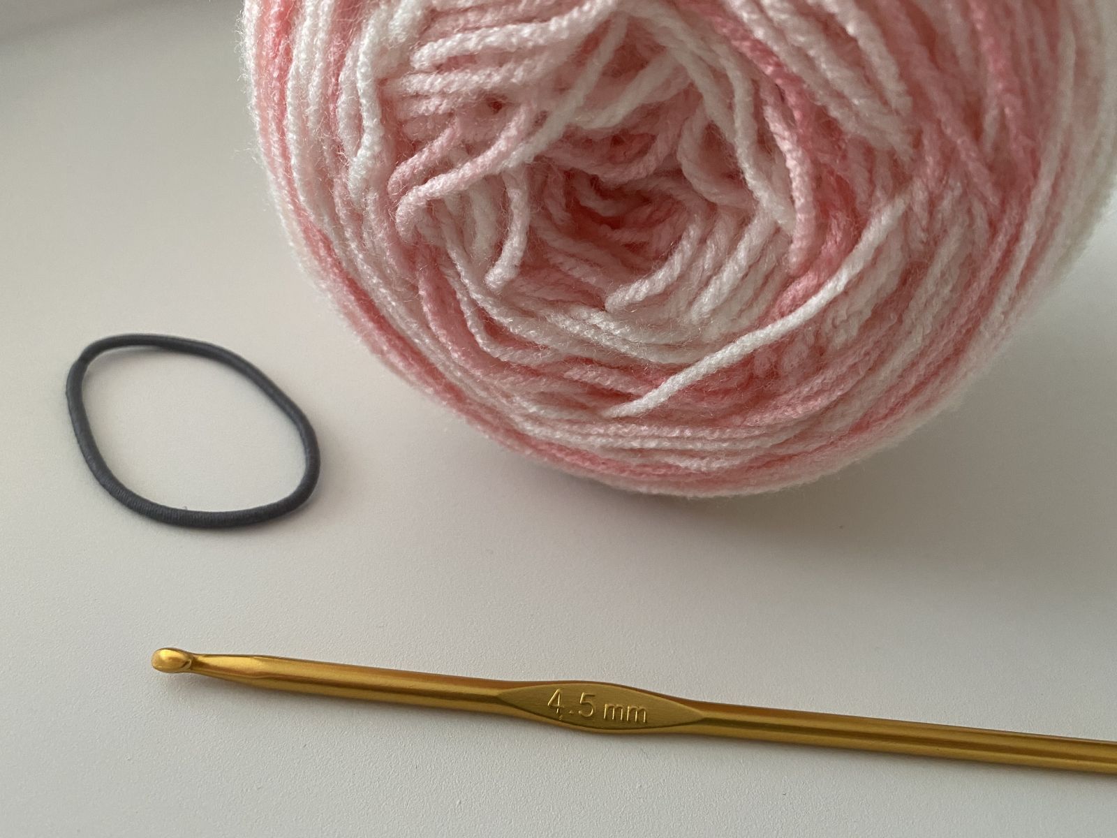 Blog-Inhaltsbild für 'Mütze mit Duttöffnung häkeln'