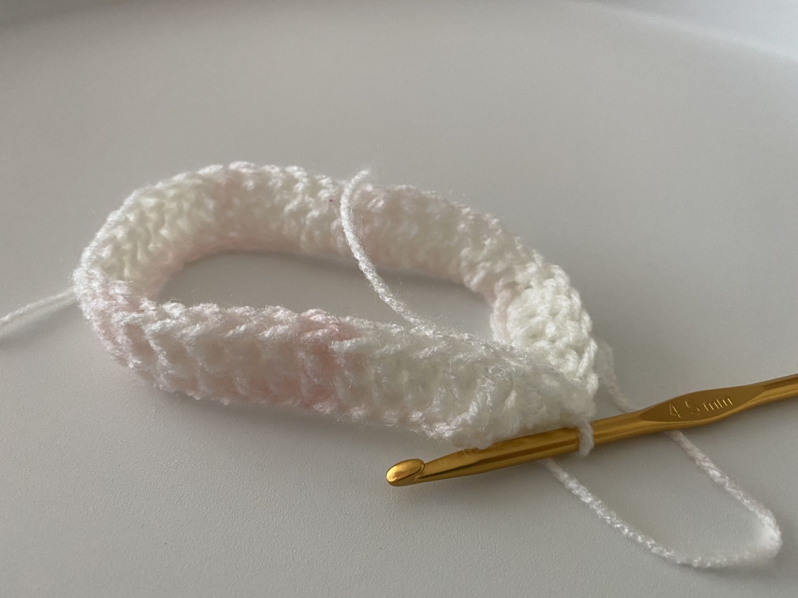 Blog-Inhaltsbild für 'Mütze mit Duttöffnung häkeln'