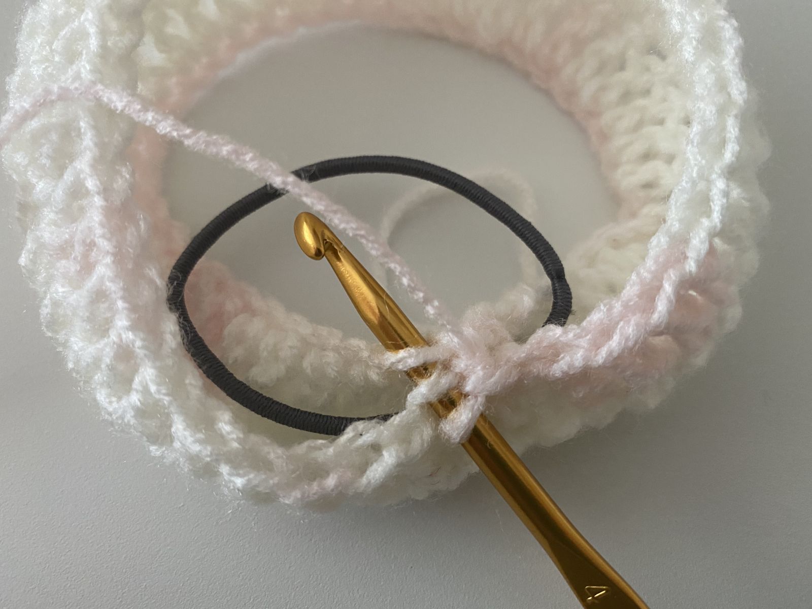 Blog-Inhaltsbild für 'Mütze mit Duttöffnung häkeln'