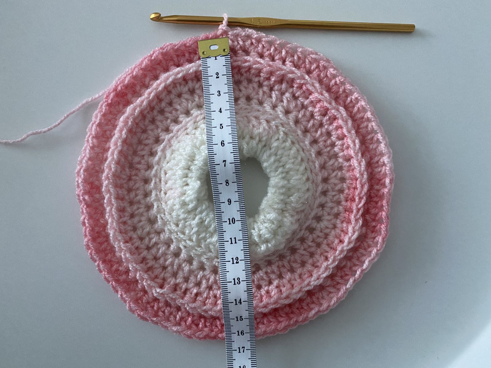 Blog-Inhaltsbild für 'Mütze mit Duttöffnung häkeln'