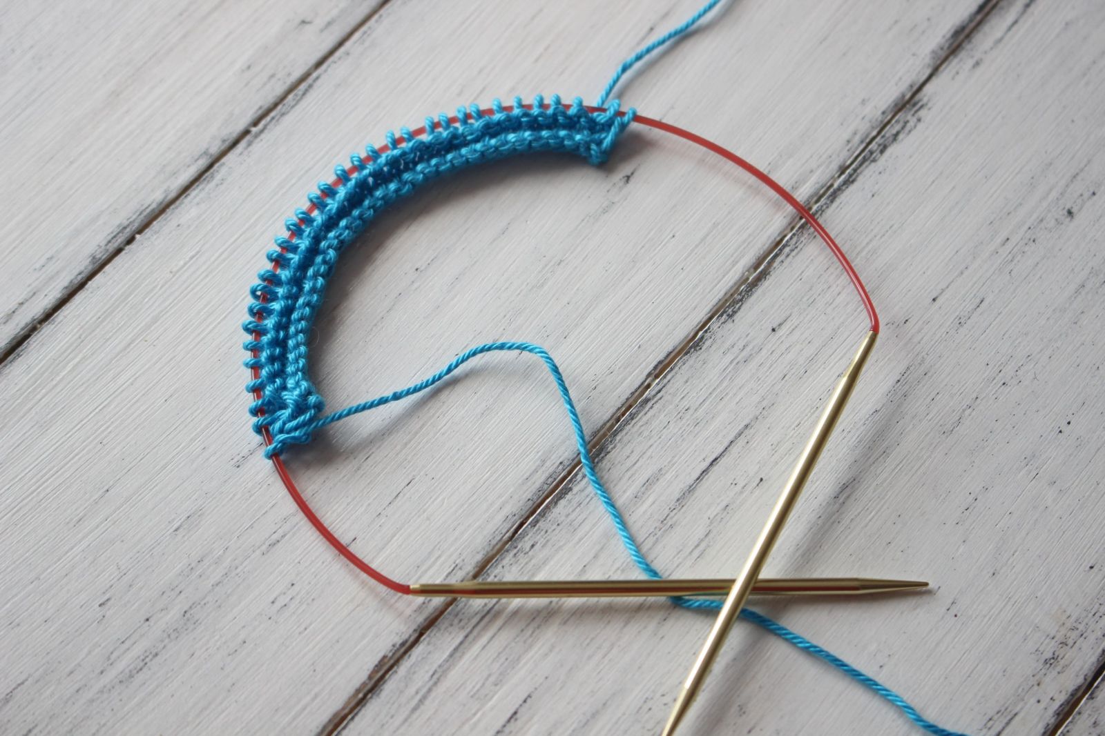 Blog-Inhaltsbild für 'Kostenlose Anleitung: Niedliche Puppenkleidchen stricken'
