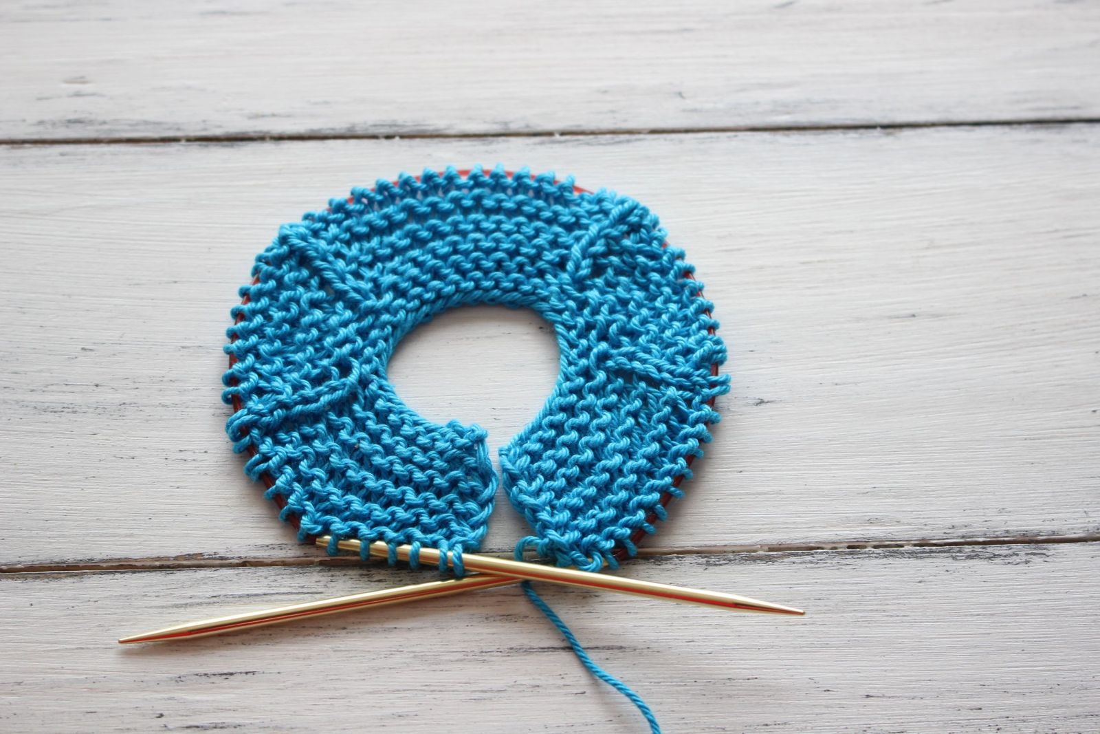 Blog-Inhaltsbild für 'Kostenlose Anleitung: Niedliche Puppenkleidchen stricken'