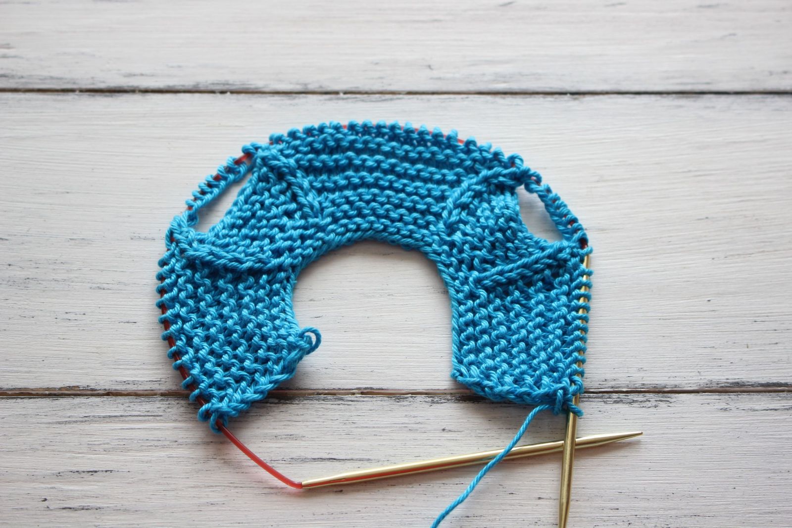 Blog-Inhaltsbild für 'Kostenlose Anleitung: Niedliche Puppenkleidchen stricken'