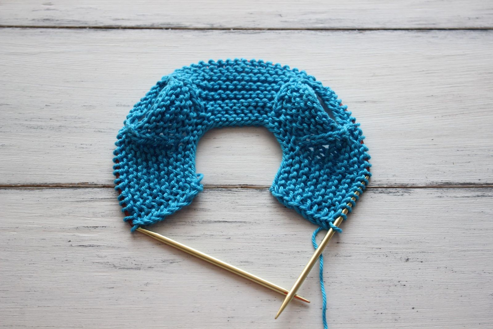 Blog-Inhaltsbild für 'Kostenlose Anleitung: Niedliche Puppenkleidchen stricken'