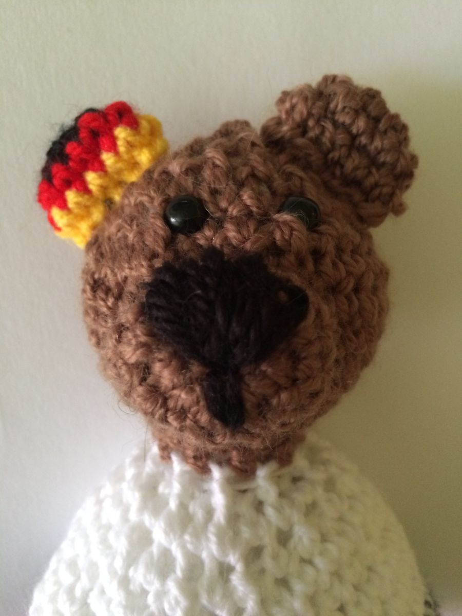 Blog-Inhaltsbild für 'Kostenlose Häkelanleitung - Kleines Fan-Bärchen'