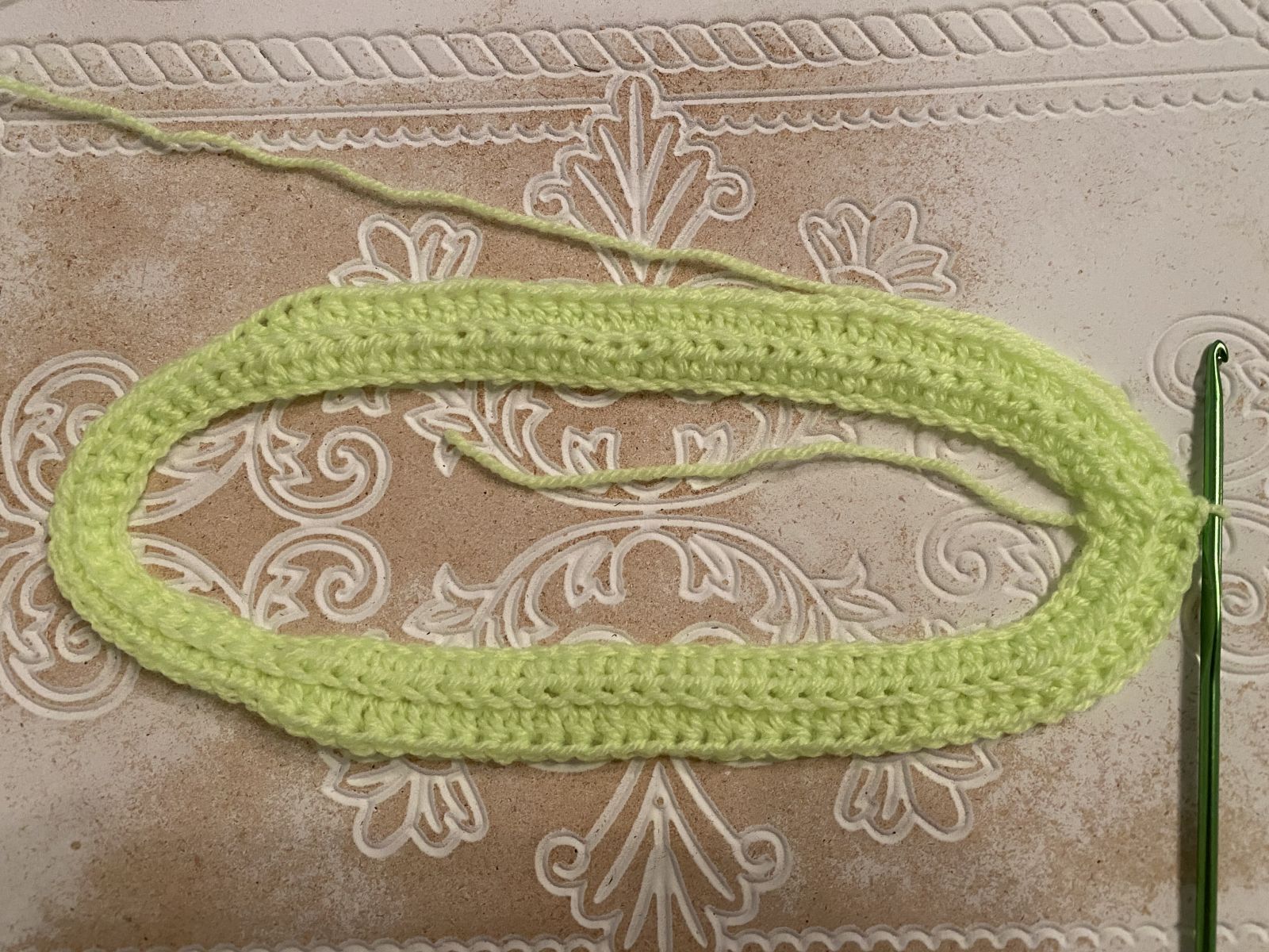 Blog-Inhaltsbild für 'Neon Stirnband mit Perlen häkeln'