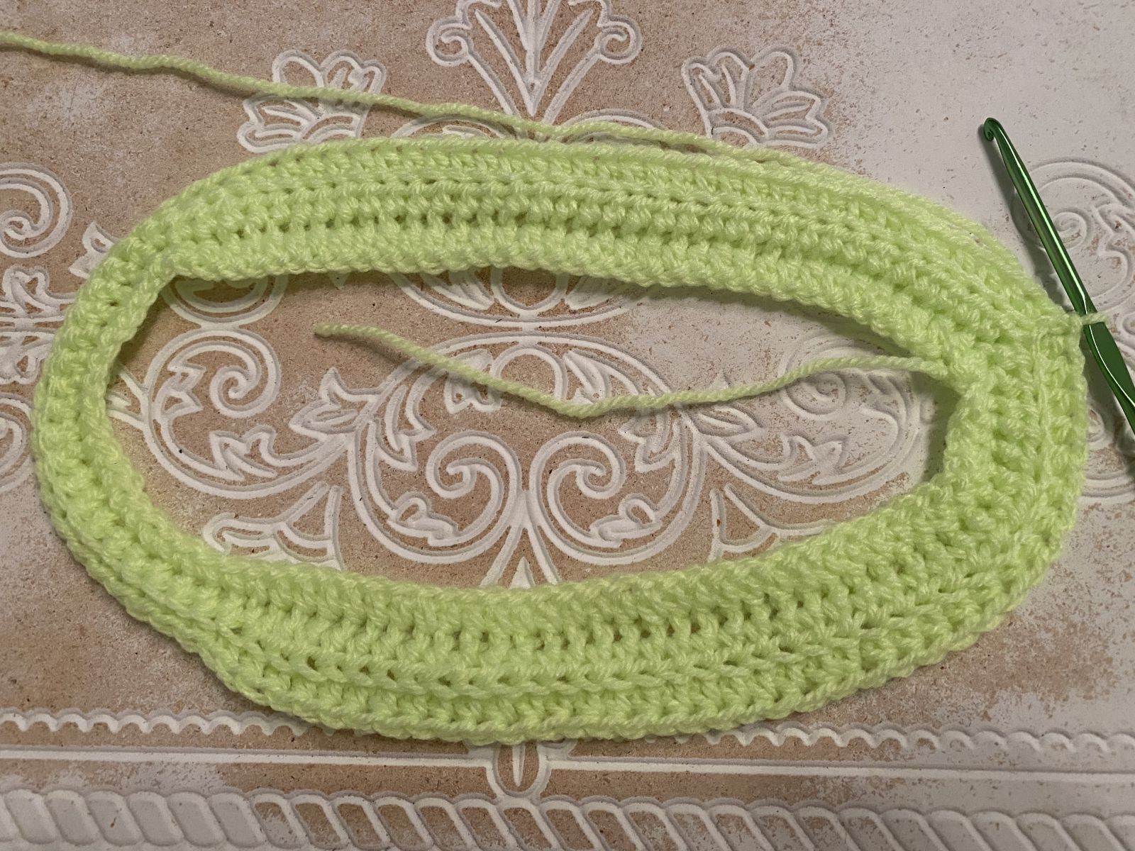 Blog-Inhaltsbild für 'Neon Stirnband mit Perlen häkeln'