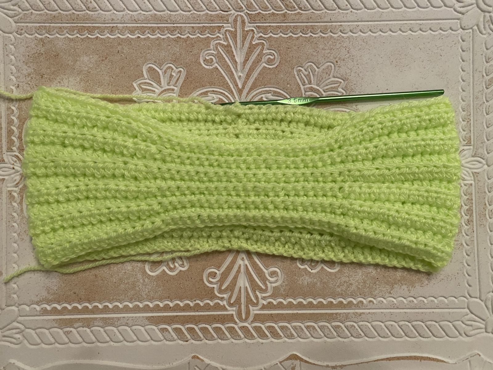 Blog-Inhaltsbild für 'Neon Stirnband mit Perlen häkeln'