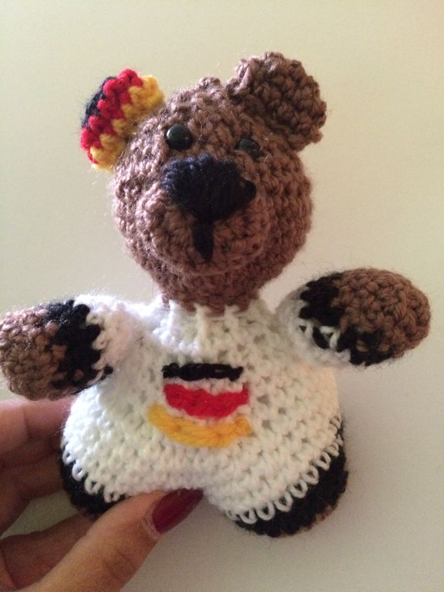 Blog-Inhaltsbild für 'Kostenlose Häkelanleitung - Kleines Fan-Bärchen'