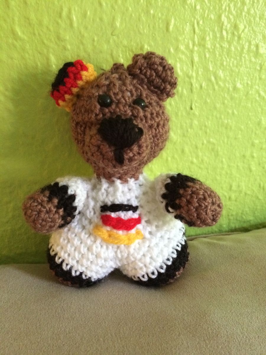 Blog-Inhaltsbild für 'Kostenlose Häkelanleitung - Kleines Fan-Bärchen'