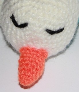 Blog-Inhaltsbild für 'Kostenlose Häkelanleitung - Kleiner liegender Schneemann'