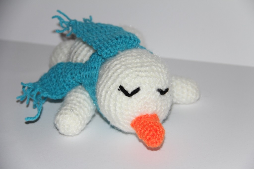 Blog-Inhaltsbild für 'Kostenlose Häkelanleitung - Kleiner liegender Schneemann'