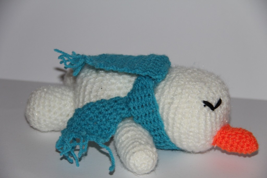 Blog-Inhaltsbild für 'Kostenlose Häkelanleitung - Kleiner liegender Schneemann'