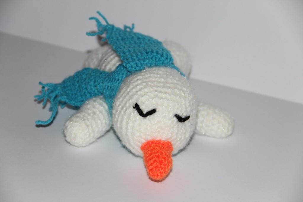 Blog-Inhaltsbild für 'Kostenlose Häkelanleitung - Kleiner liegender Schneemann'