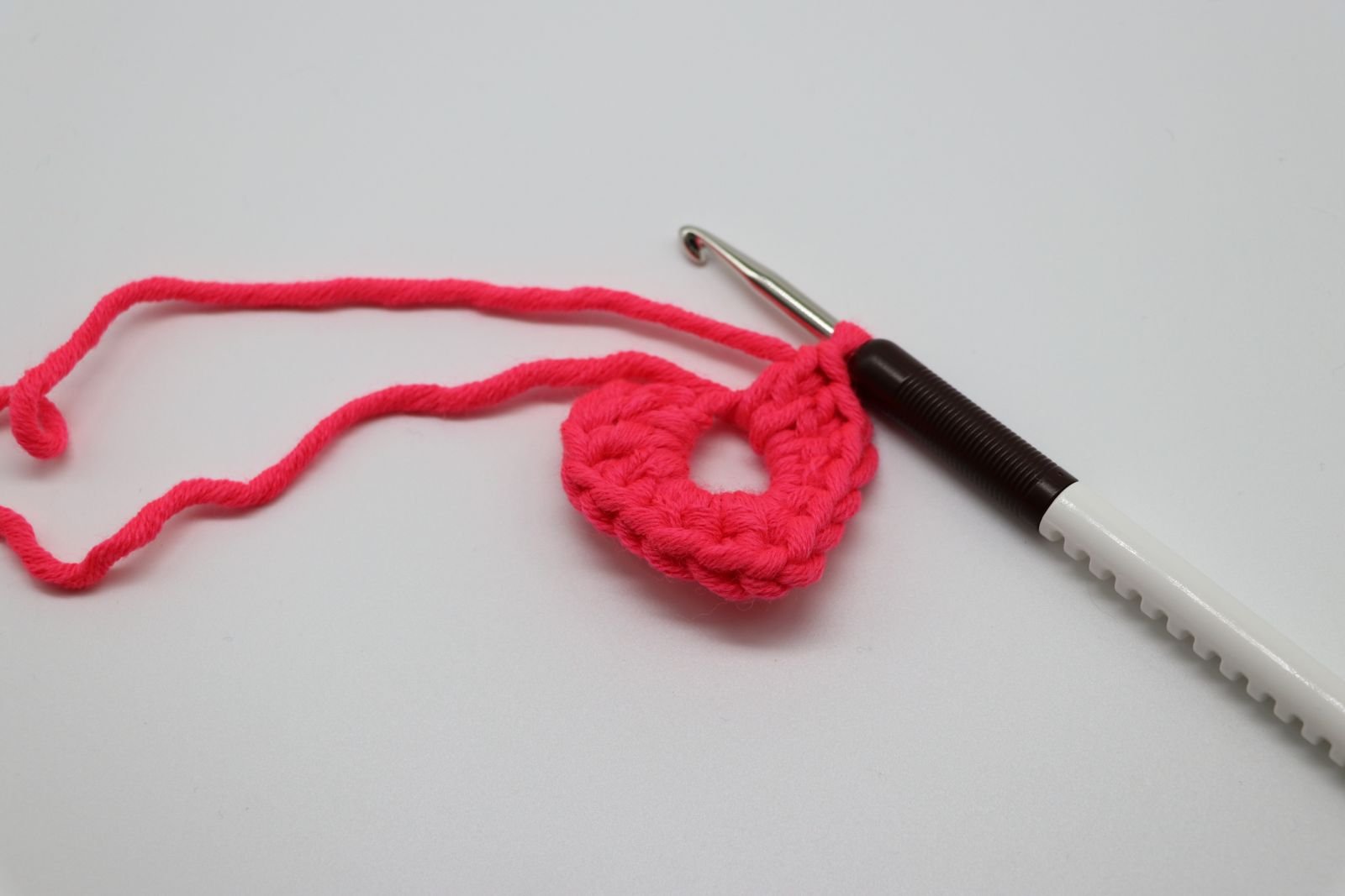 Blog-Inhaltsbild für 'Kostenlose Häkelanleitung für die kleinen Herzchen'