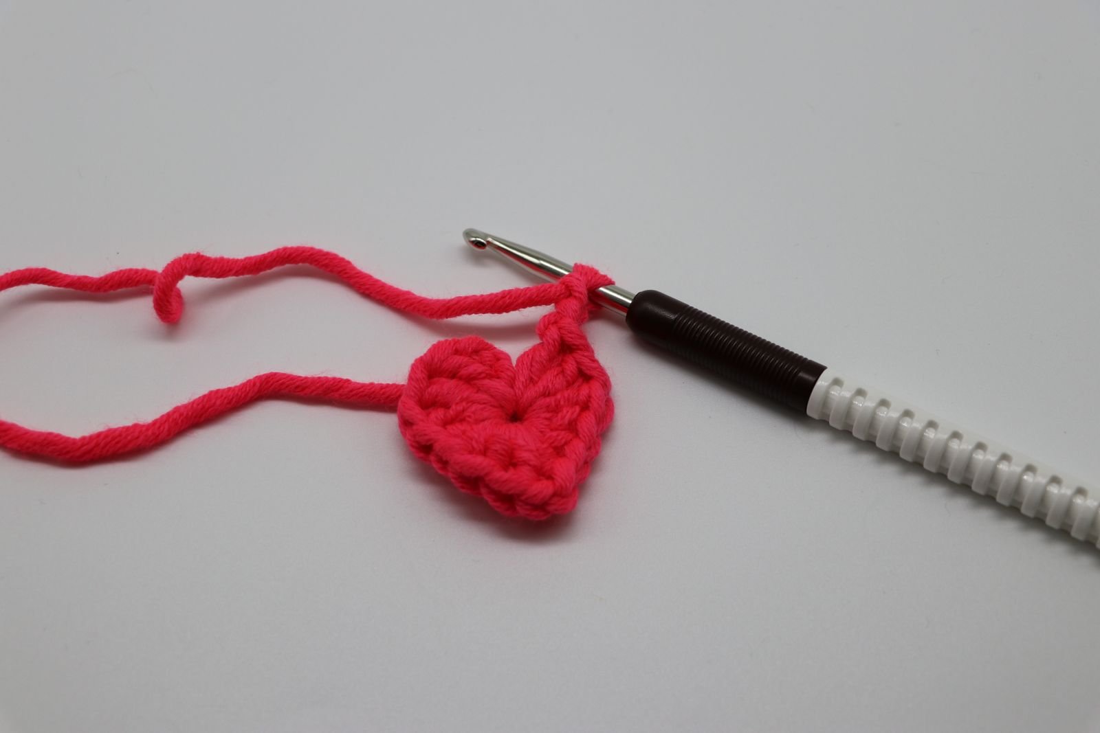 Blog-Inhaltsbild für 'Kostenlose Häkelanleitung für die kleinen Herzchen'