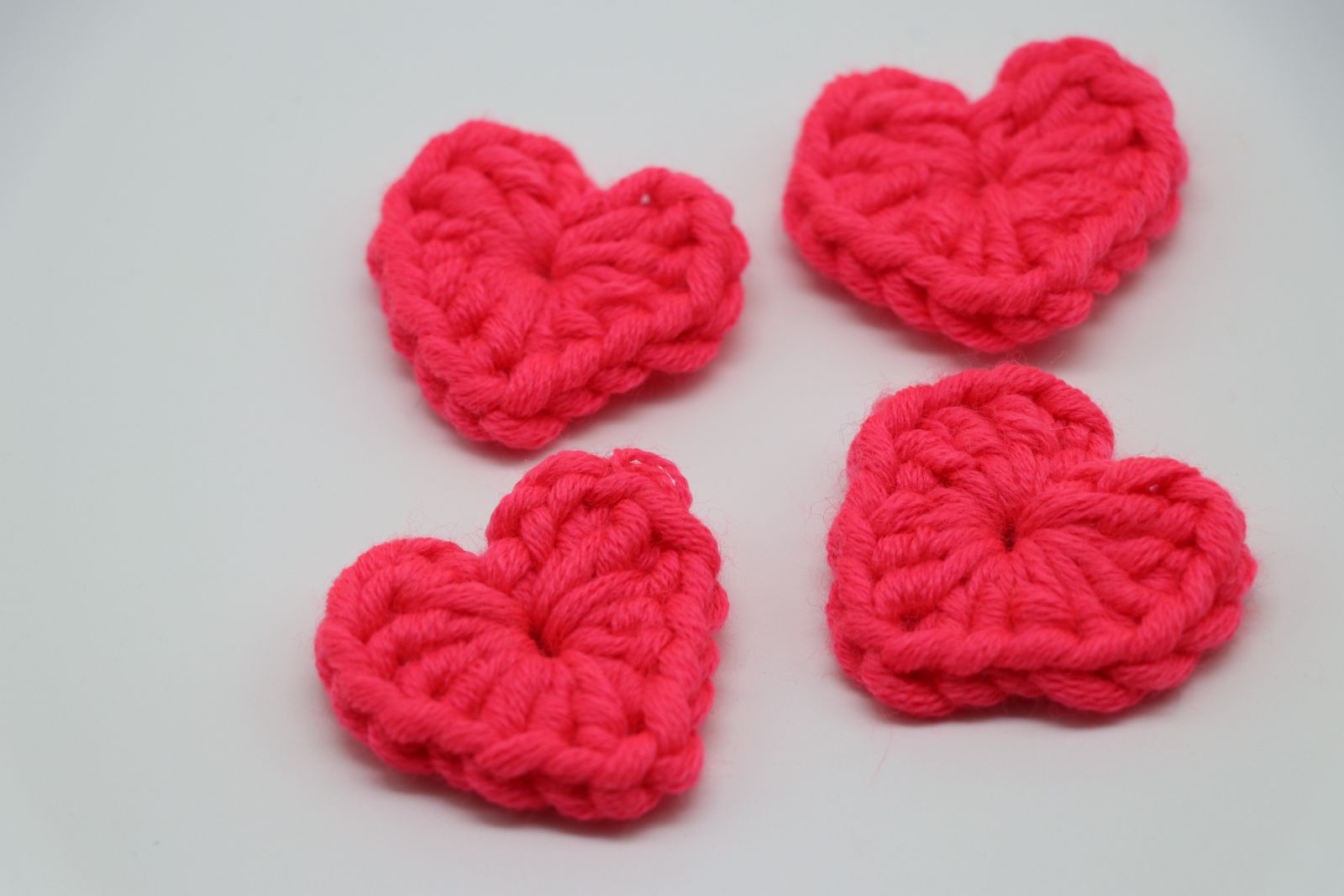 Blog-Inhaltsbild für 'Kostenlose Häkelanleitung für die kleinen Herzchen'