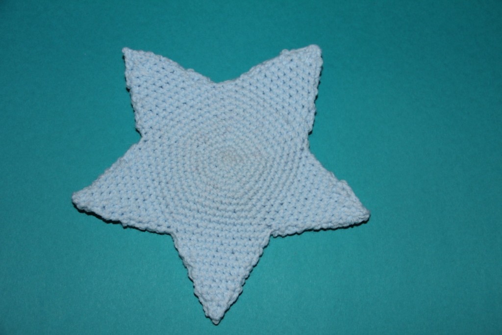 Blog-Inhaltsbild für 'Kostenlose Häkelanleitung - Kleiner Schneemann mit seinem Kuschelstern'