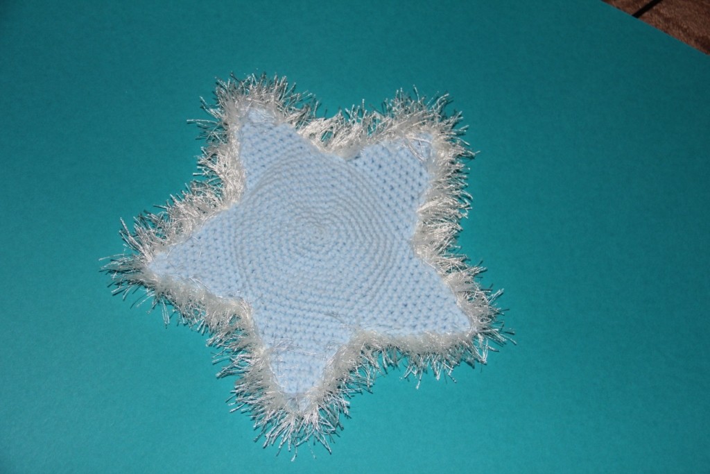 Blog-Inhaltsbild für 'Kostenlose Häkelanleitung - Kleiner Schneemann mit seinem Kuschelstern'