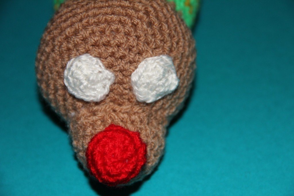 Blog-Inhaltsbild für 'Kostenlose Häkelanleitung - Kleines Rentier und sein Kuschelkissen'