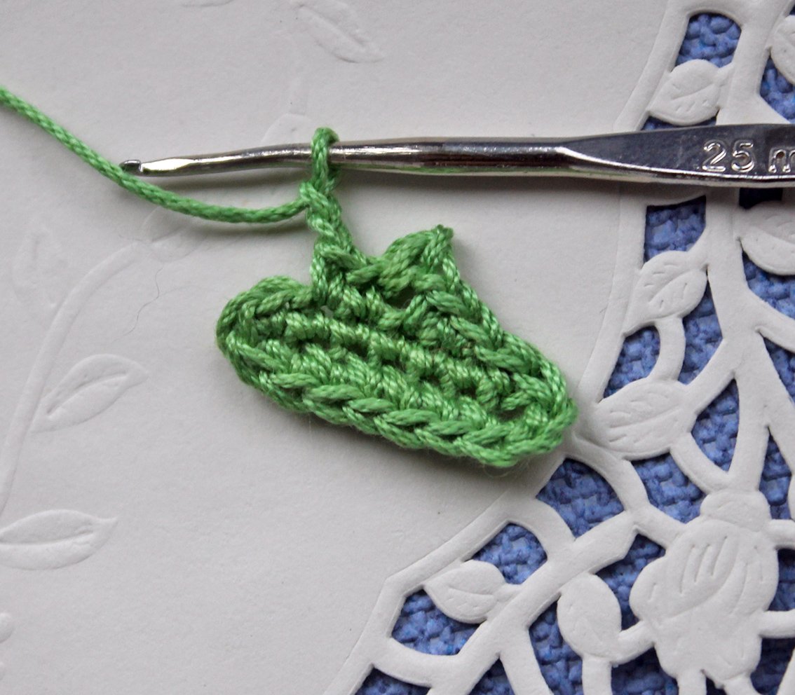 Blog content image for 'Three Christmas tree decorations made from leftover yarn'