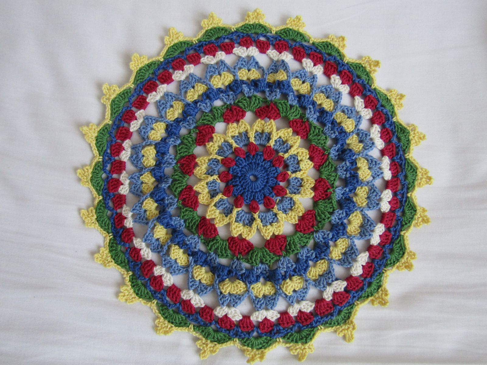Farbenfrohes Mandala als Platzdeckchen