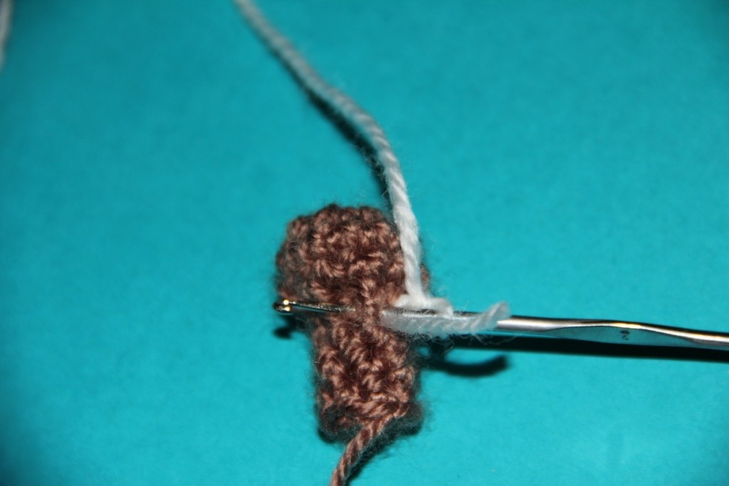 Blog-Inhaltsbild für 'Kostenlose Häkelanleitung - Kleines Lebkuchenmännchen als Schlüsselanhänger oder Taschenbaumler'