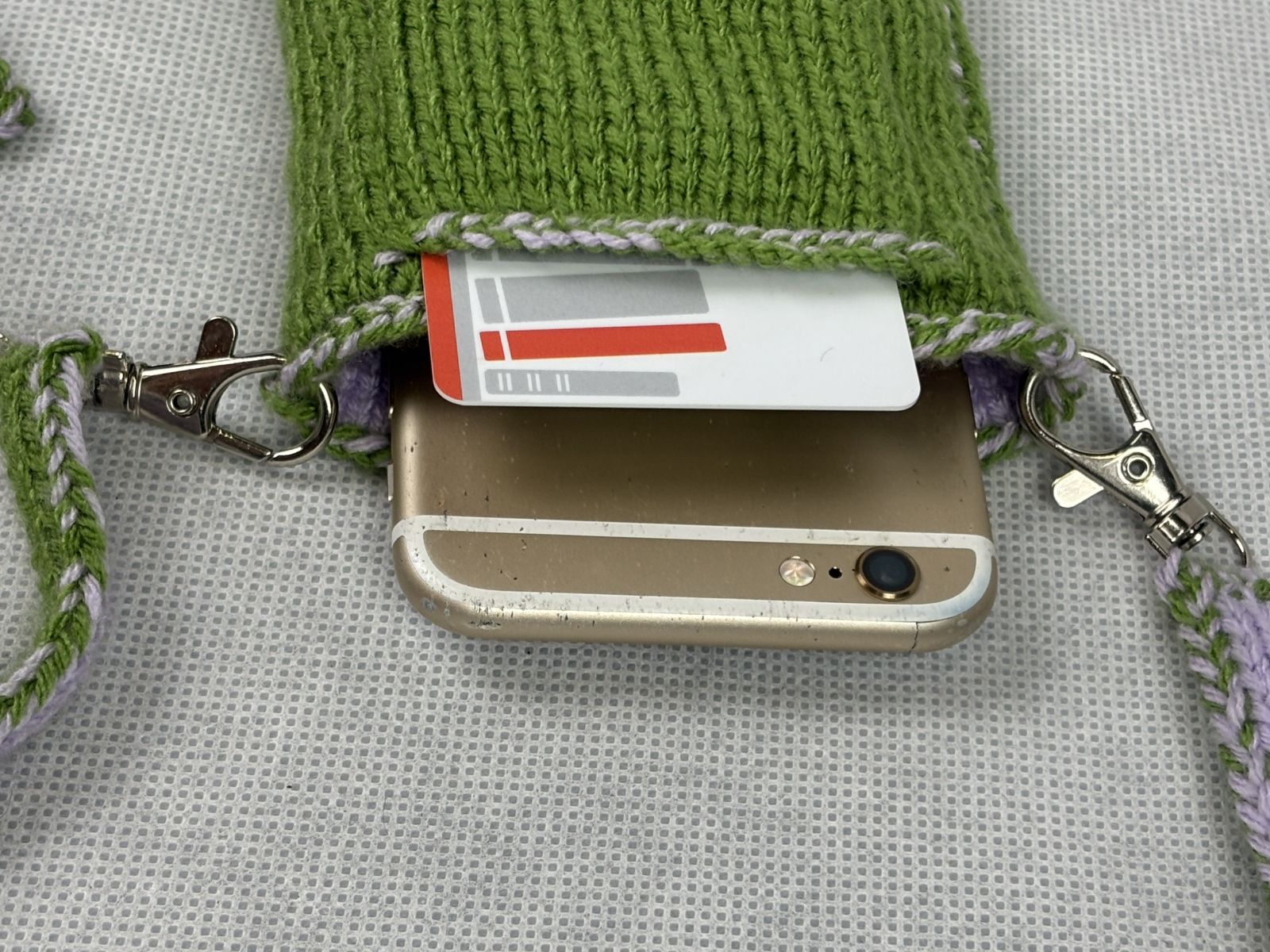 Blog-Inhaltsbild für 'Doubleface Stricken: Was kann man mit dem Hohlraum zwischen den beiden Seiten des Doubleface Gestricks machen?'