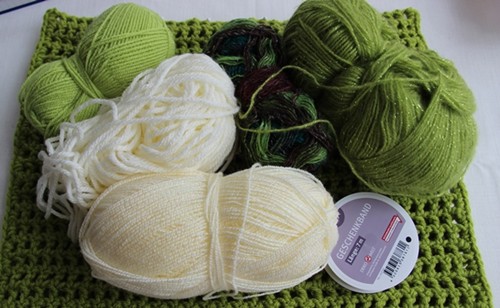 Blog-Inhaltsbild für 'Kostenlose Häkelanleitung: Kissen mit Fransen aus Wollresten - für Häkelanfänger geeignet'