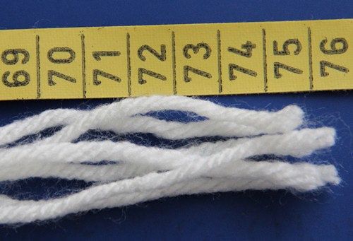 Blog-Inhaltsbild für 'Kostenlose Häkelanleitung: Kissen mit Fransen aus Wollresten - für Häkelanfänger geeignet'